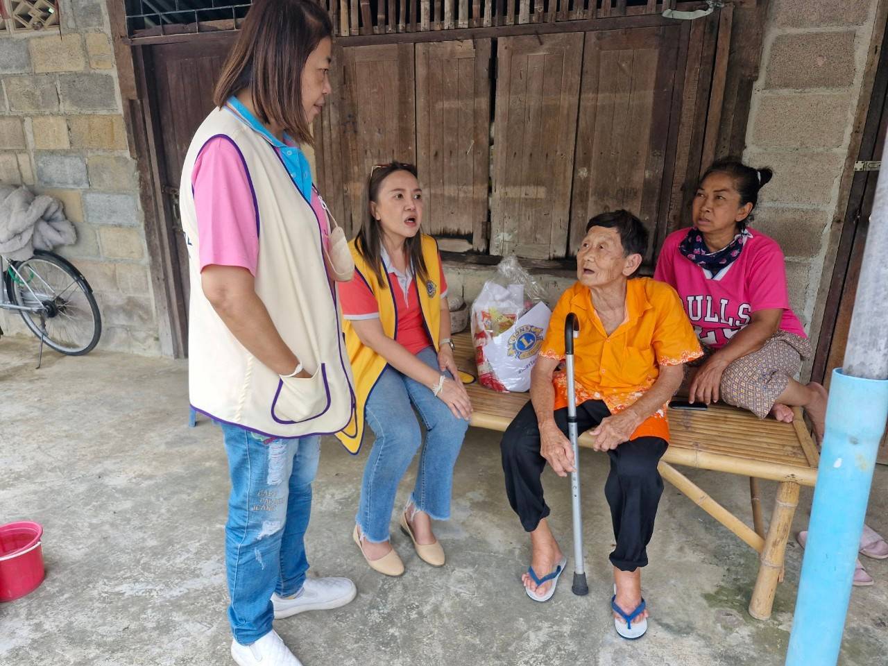 พช.บ้านโป่ง มอบถุงยังชีพครัวเรือนเปราะบาง ด้อยโอกาส ในเขตเทศบาลเมืองบ้านโป่ง