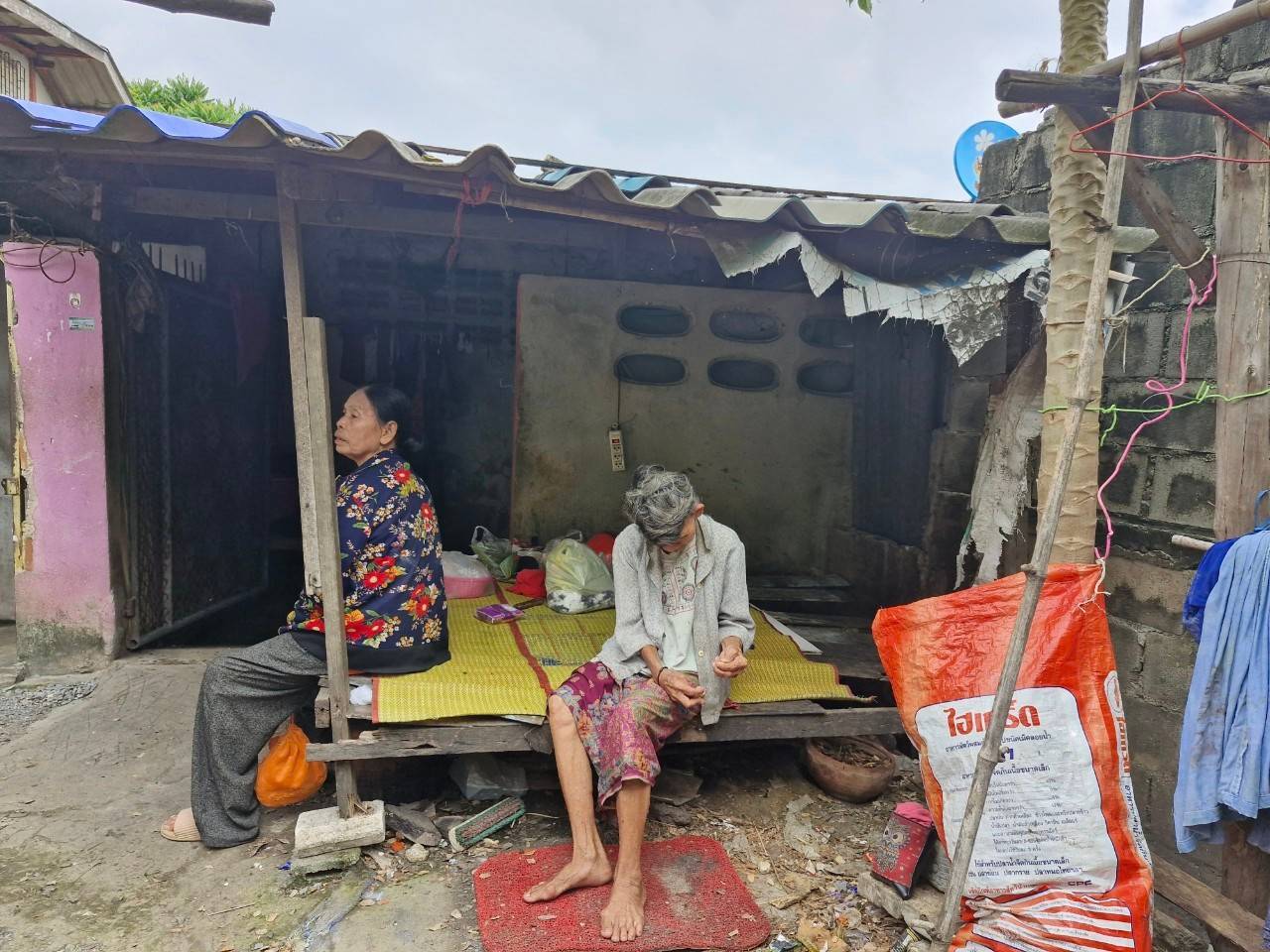 พช.บ้านโป่ง มอบถุงยังชีพครัวเรือนเปราะบาง ด้อยโอกาส ในเขตเทศบาลเมืองบ้านโป่ง