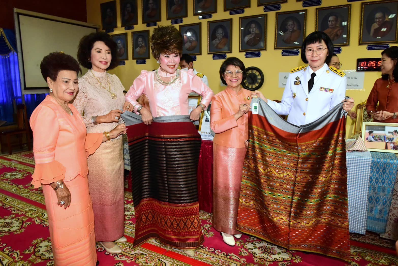 พช.ราชบุรี ร่วมพิธีเจริญพระพุทธมนต์สมเด็จพระเจ้าลูกเธอ เจ้าฟ้าสิริวัณณวรี นารีรัตนราชกัญญา พร้อมมอบใบประกาศเกียรติคุณพระราชทาน และบัตรอวยพร (ส.ค.ส.) พระราชทาน