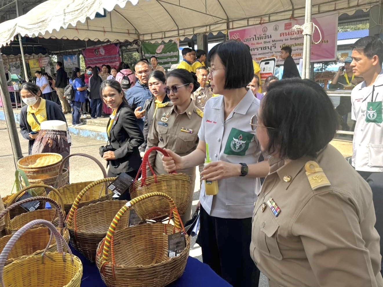📣 พช.ราชบุรี ร่วมออกหน่วยให้บริการประชาชนภายใต้โครงการจังหวัดเคลื่อนที่ “บำบัดทุกข์บำรุงสุข สร้างรอยยิ้มให้ประชาชนจังหวัดราชบุรี” ร่วมกับโครงการหน่วยแพทย์เคลื่อนที่ พอ.สว. จังหวัดราชบุรี ประจำปี 2568