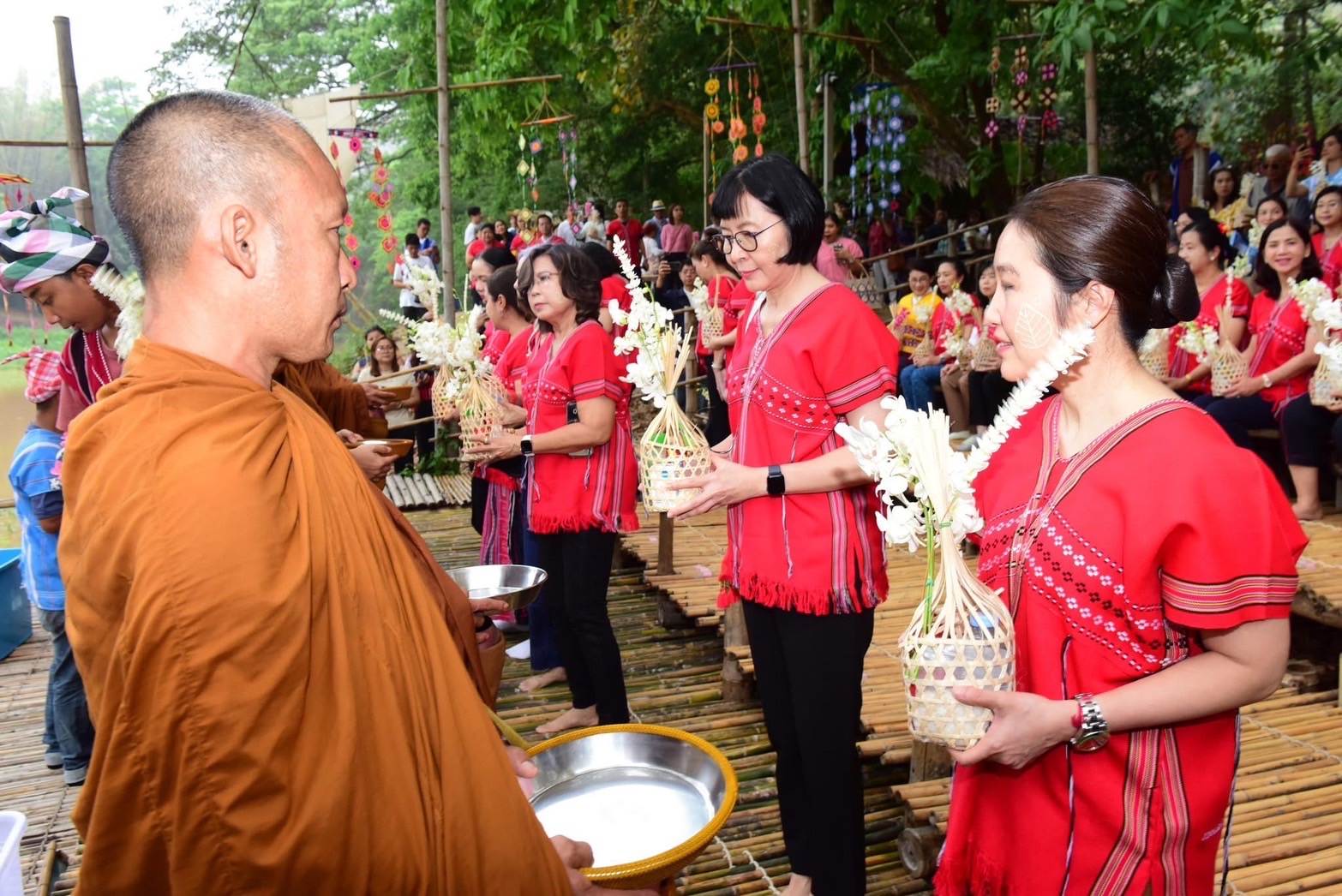 📣 พช.ราชบุรี ร่วมต้อนรับสมาคมแม่บ้านมหาดไทยเยี่ยมชมตลาดโอ๊ะป่อย หมู่บ้านท่องเที่ยว OTOP นวัตวิถี ที่มีการบริหารจัดการตลาดให้ปลอดขยะ
