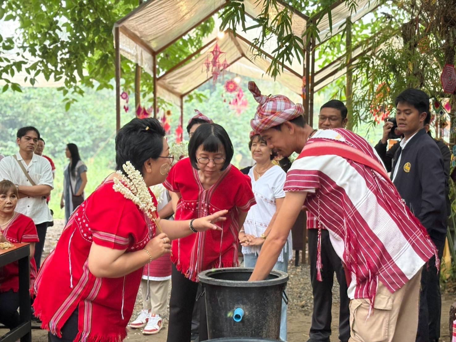 📣 พช.ราชบุรี ร่วมต้อนรับสมาคมแม่บ้านมหาดไทยเยี่ยมชมตลาดโอ๊ะป่อย หมู่บ้านท่องเที่ยว OTOP นวัตวิถี ที่มีการบริหารจัดการตลาดให้ปลอดขยะ