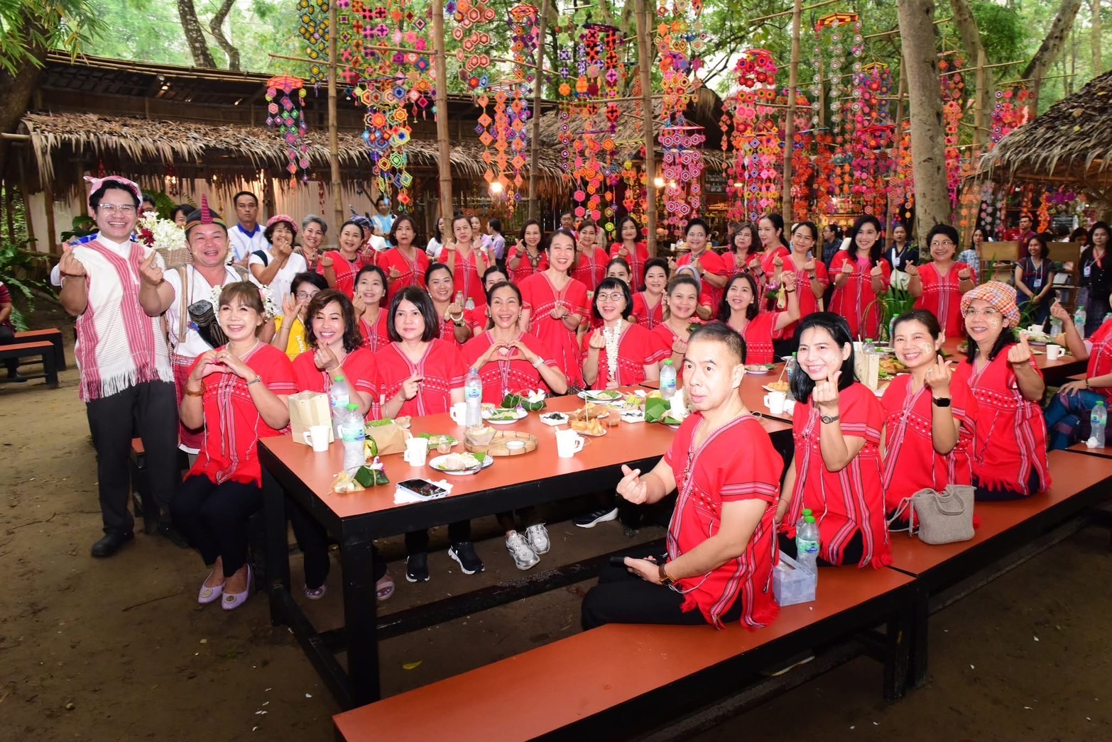 📣 พช.ราชบุรี ร่วมต้อนรับสมาคมแม่บ้านมหาดไทยเยี่ยมชมตลาดโอ๊ะป่อย หมู่บ้านท่องเที่ยว OTOP นวัตวิถี ที่มีการบริหารจัดการตลาดให้ปลอดขยะ