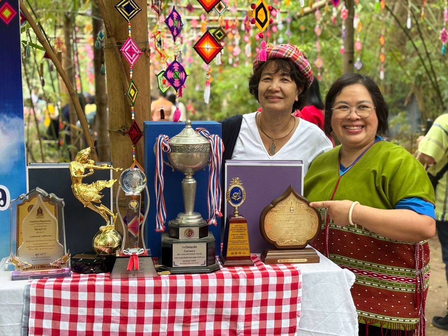 📣 พช.ราชบุรี ร่วมต้อนรับสมาคมแม่บ้านมหาดไทยเยี่ยมชมตลาดโอ๊ะป่อย หมู่บ้านท่องเที่ยว OTOP นวัตวิถี ที่มีการบริหารจัดการตลาดให้ปลอดขยะ