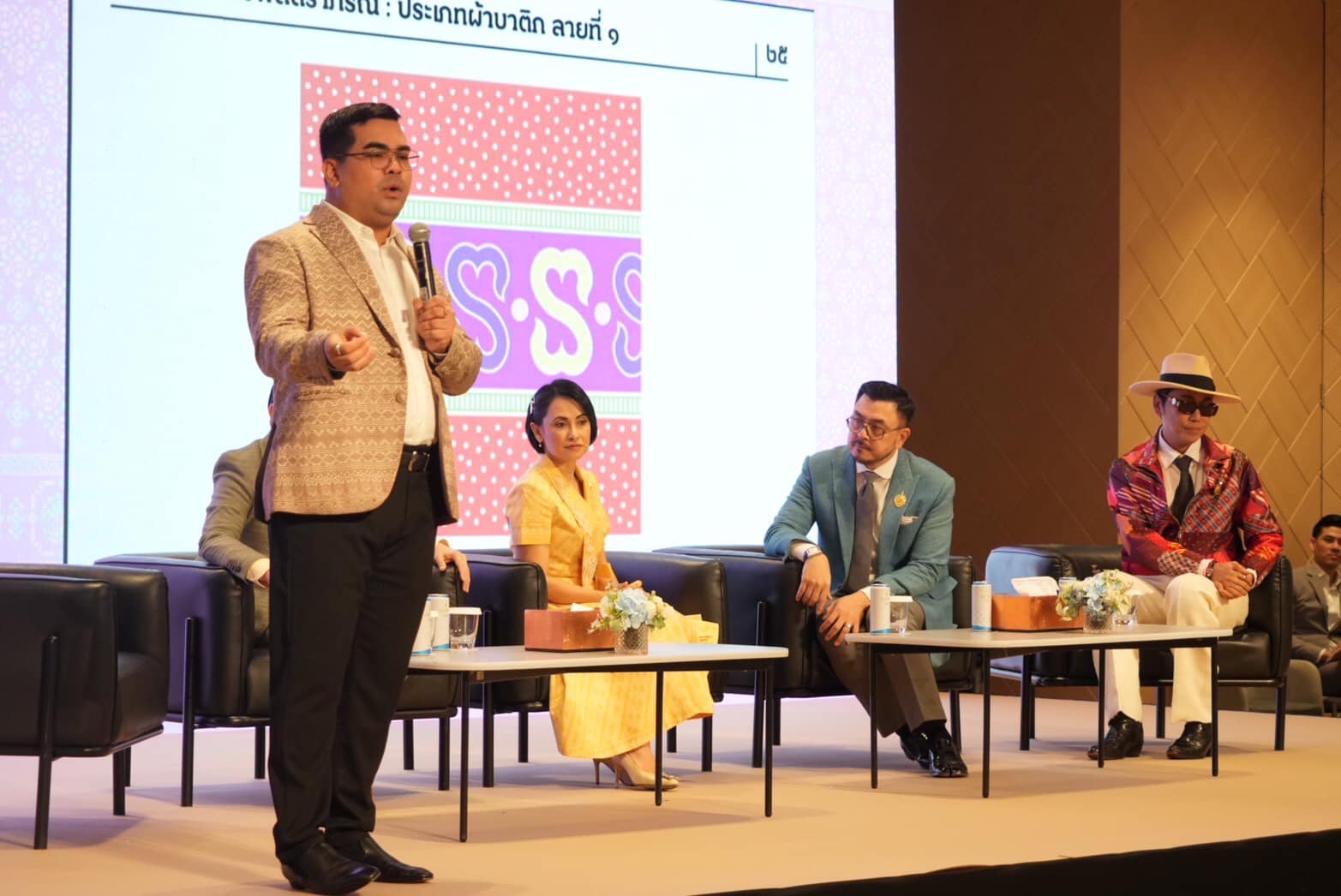 📣พช.ราชบุรี ร่วมโครงการยกระดับการพัฒนาผลิตภัณฑ์ภูมิปัญญาผ้าไทยและงานหัตถกรรม กิจกรรมที่ 1 การ Coaching ผ้าลายพระราชทานและงานหัตถกรรม ประจำปี 2568 จุดดำเนินการที่ 1 กรุงเทพมหานคร