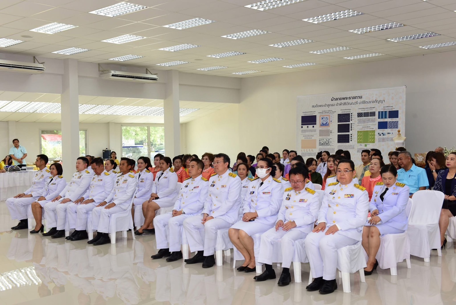 📣 พช.ราชบุรี จัดพิธีมอบแบบลายผ้าพระราชทาน “ผ้าลายสิริราชพัสตราภรณ์”