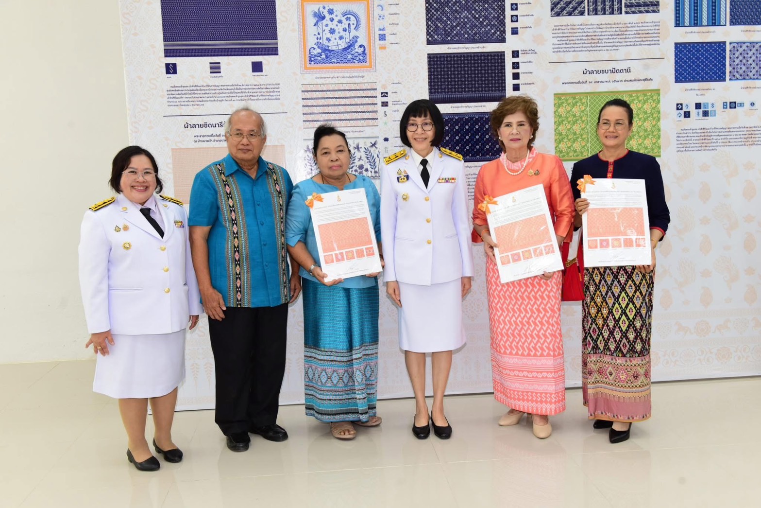 📣 พช.ราชบุรี จัดพิธีมอบแบบลายผ้าพระราชทาน “ผ้าลายสิริราชพัสตราภรณ์”