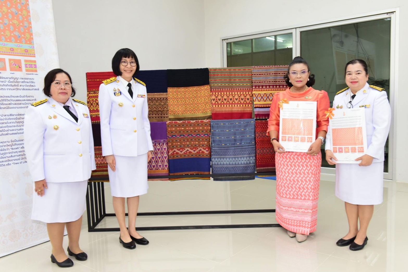 📣 พช.ราชบุรี จัดพิธีมอบแบบลายผ้าพระราชทาน “ผ้าลายสิริราชพัสตราภรณ์”