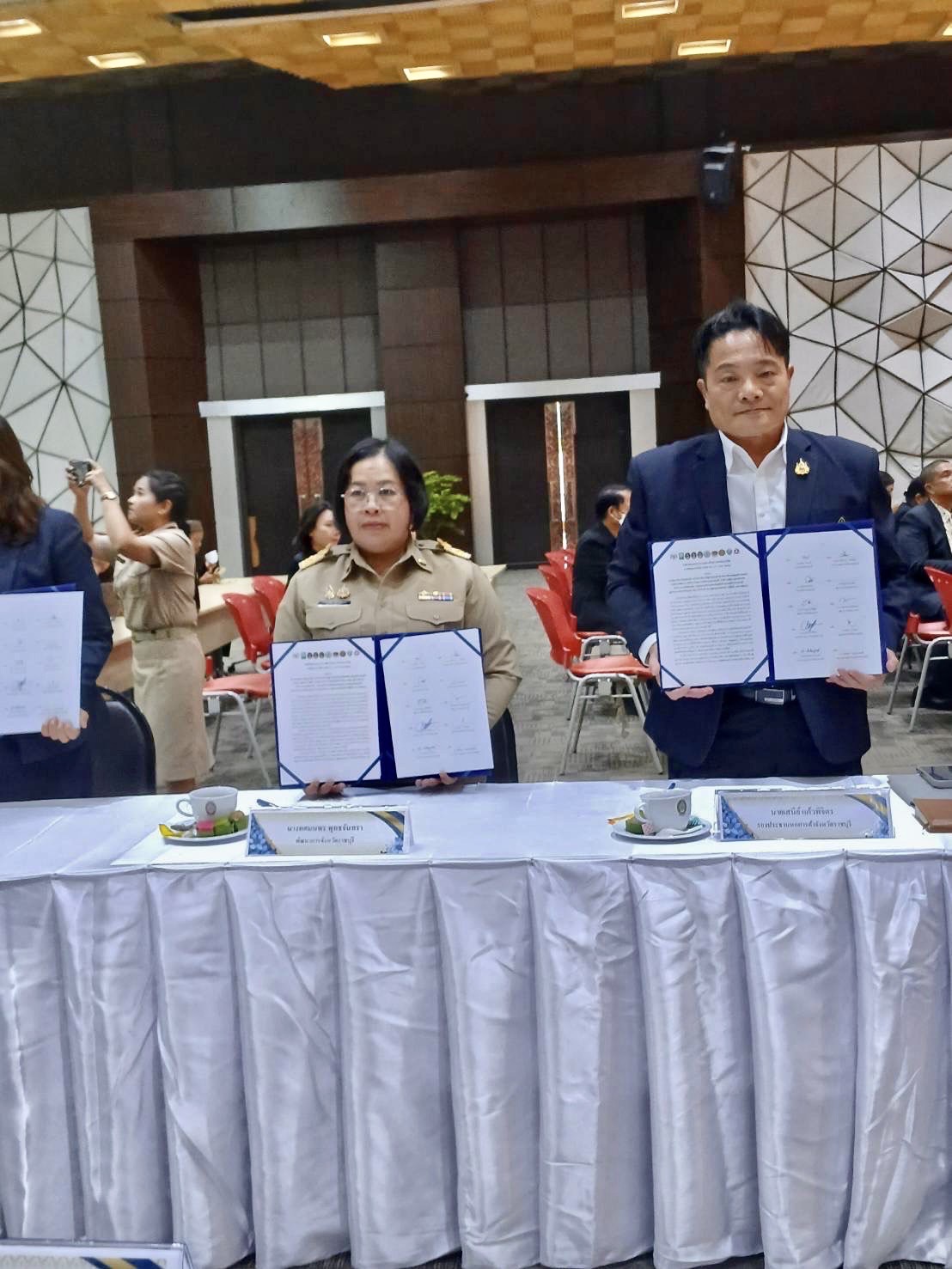 🎯 พช.ราชบุรี  เข้าร่วมพิธีลงนามบันทึกข้อตกลงความร่วมมือว่าด้วยการดำเนินการวิจัย ภายใต้แผนงานวิจัย RAINS for LCP Food Valley