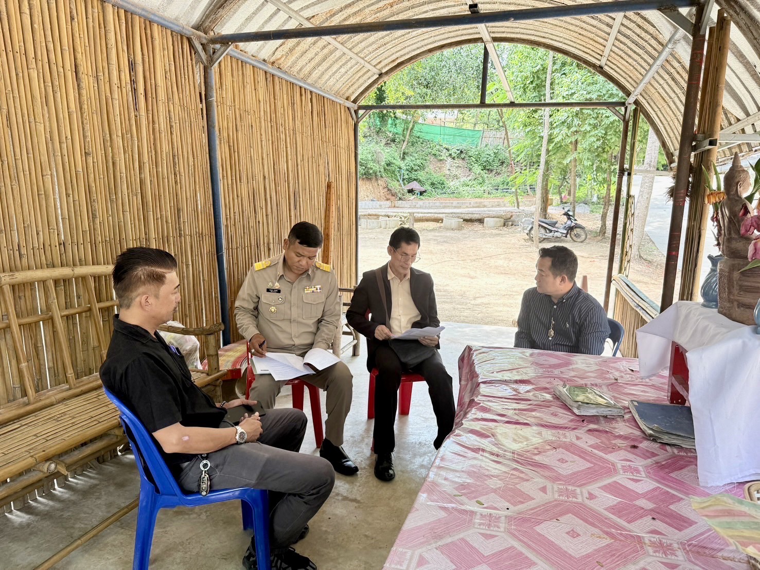 📣 พช.ราชบุรี ลงพื้นที่ติดตามการดำเนินงานหมู่บ้านเศรษฐกิจพอเพียง ตามโครงการส่งเสริม “ทางนี้มีผล ผู้คนรักกัน”