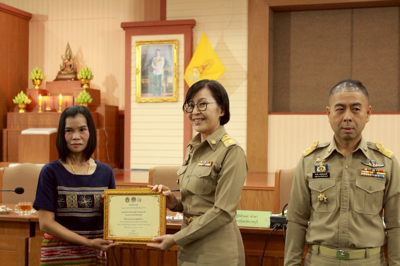 📣 พช.ราชบุรีมอบใบประกาศนียบัตรให้แก่คนกองทุนพัฒนาบทบาทสตรีดีเด่นระดับจังหวัด ประจำปี 2568