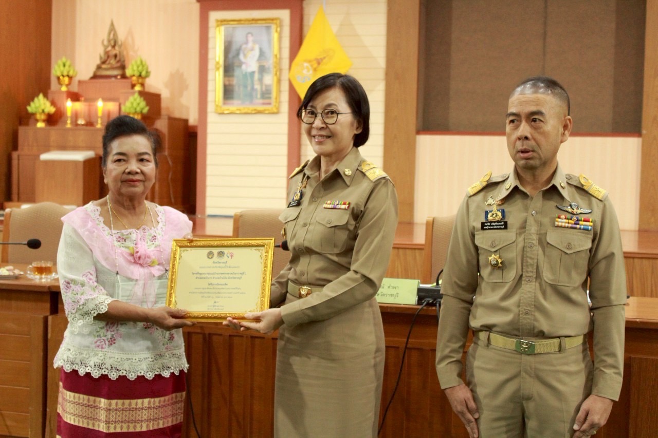 📣 พช.ราชบุรีมอบใบประกาศนียบัตรให้แก่คนกองทุนพัฒนาบทบาทสตรีดีเด่นระดับจังหวัด ประจำปี 2568