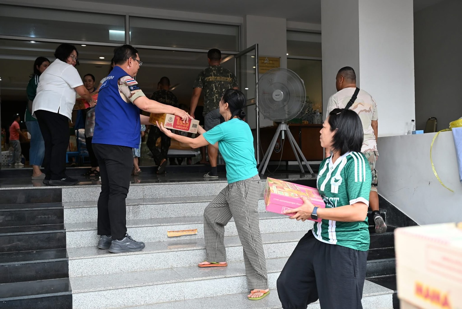 📣 พช.ราชบุรี ร่วมส่งสิ่งของบรรเทาทุกข์ ช่วยผู้ประสบเหตุปะทะชายแดนไทย-กัมพูชา