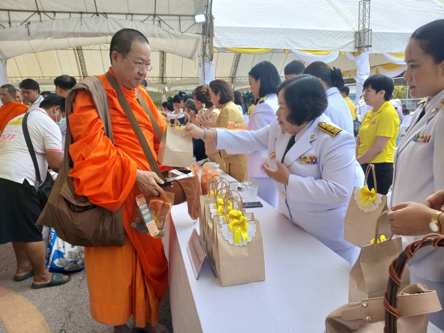 📣 พช.ราชบุรี ร่วมพิธีเจริญพระพุทธมนต์และทำบุญตักบาตรถวายพระราชกุศล เนื่องในโอกาสวันเฉลิมพระชนมพรรษาพระบาทสมเด็จพระเจ้าอยู่หัว 28 กรกฎาคม 2568