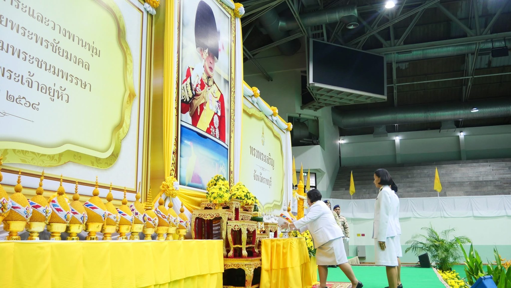 📣 พช.ราชบุรี ร่วมพิธีถวายเครื่องราชสักการะและวางพานพุ่ม และพิธีจุดเทียนถวายพระพรชัยมงคล