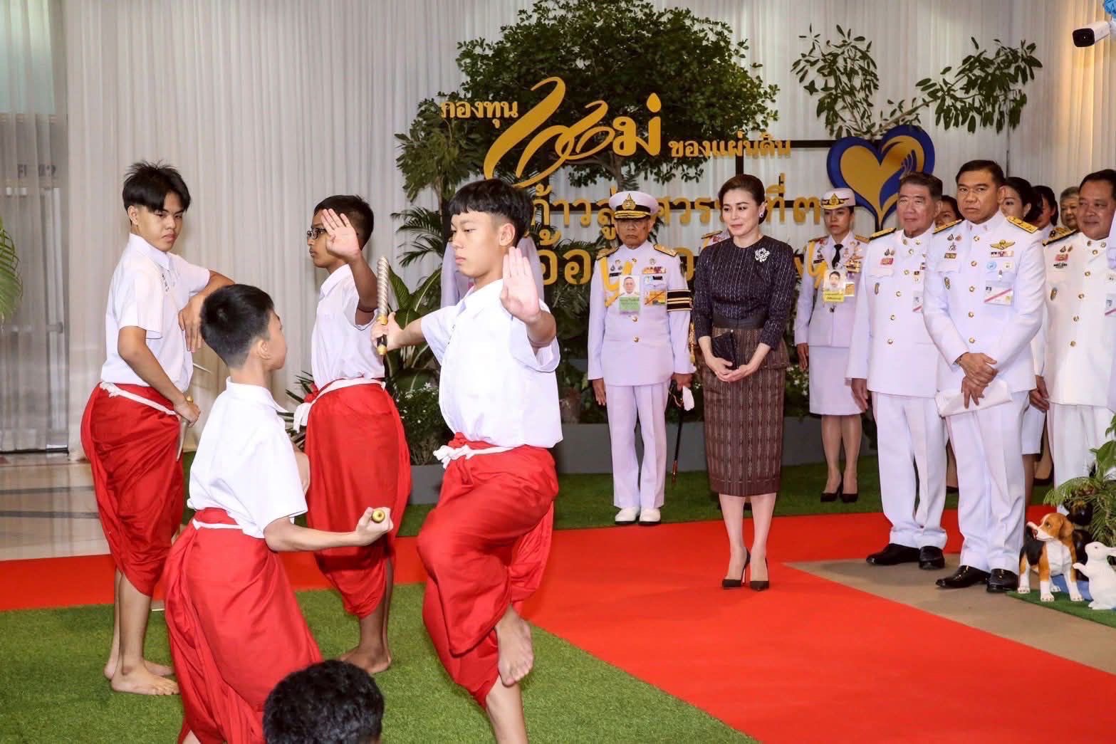 📣 พช.ราชบุรี ร่วมเฝ้ารับสมเด็จพระนางเจ้าฯ พระบรมราชินี ในโอกาส เสด็จเป็นองค์ประธานในงานมหกรรมกองทุนแม่ของแผ่นดิน ประจำปี 2568